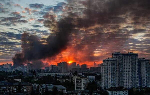Ukraine : une attaque aérienne russe de très grande ampleur frappe Kyiv et Dnipro et ravive l’urgence des défenses antiaériennes