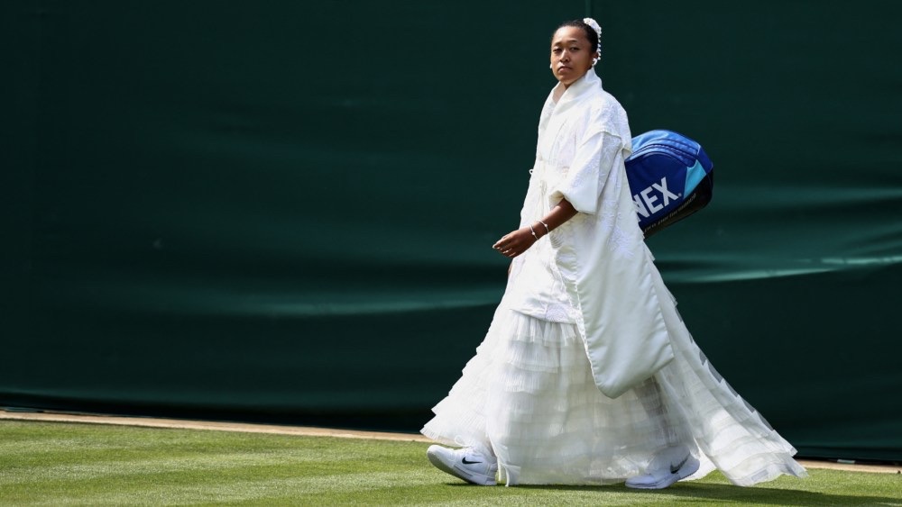 Le monde regarde Naomi Osaka a Wimbledon : comment son entree en blanc transforme le tournoi en vitrine mondiale