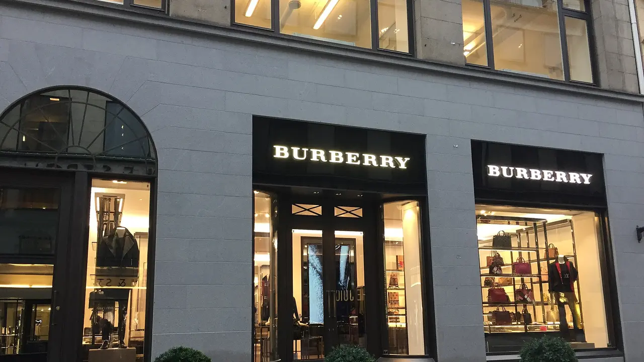 Burberry expose au V&A les 170 ans d’une icône britannique