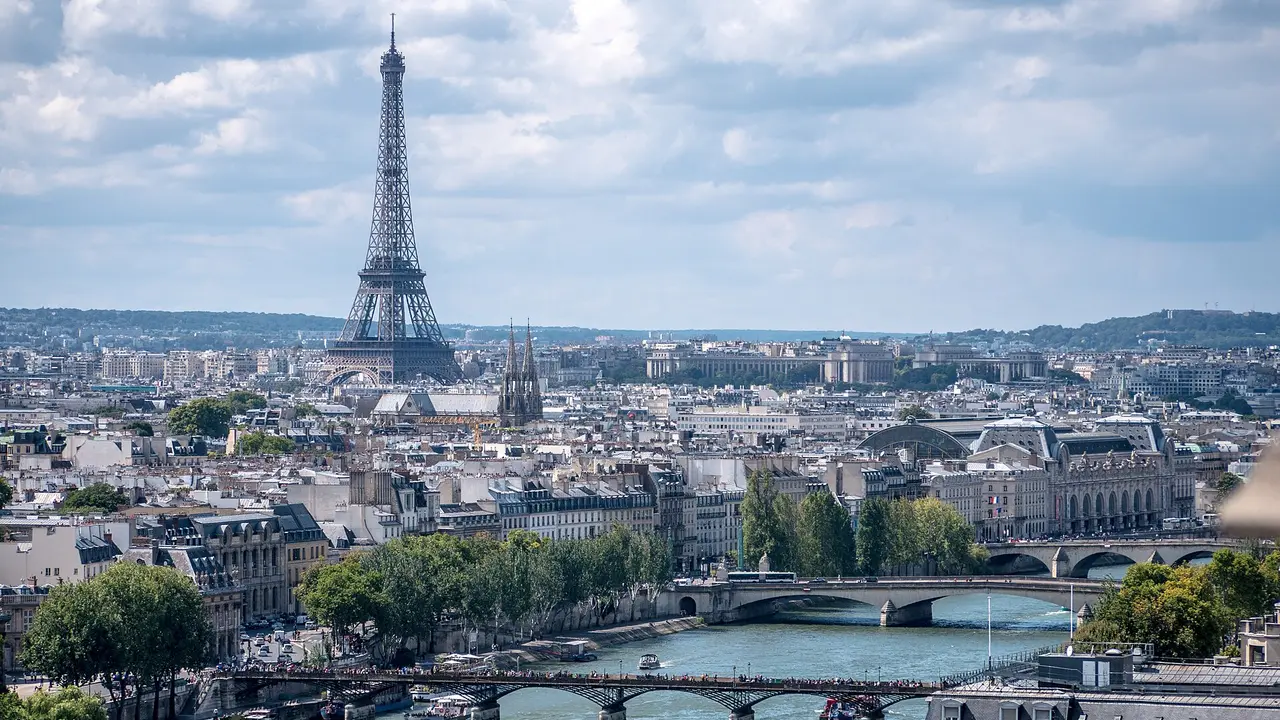 La nuit qui fait basculer l’Europe : pourquoi Paris suffoque et le Royaume-Uni passe a son tour en alerte rouge
