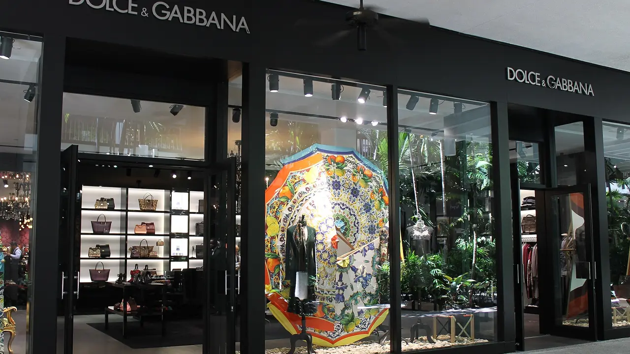 La chaleur force le luxe a changer de peau : pourquoi Dolce & Gabbana envoie un message mondial avant Paris