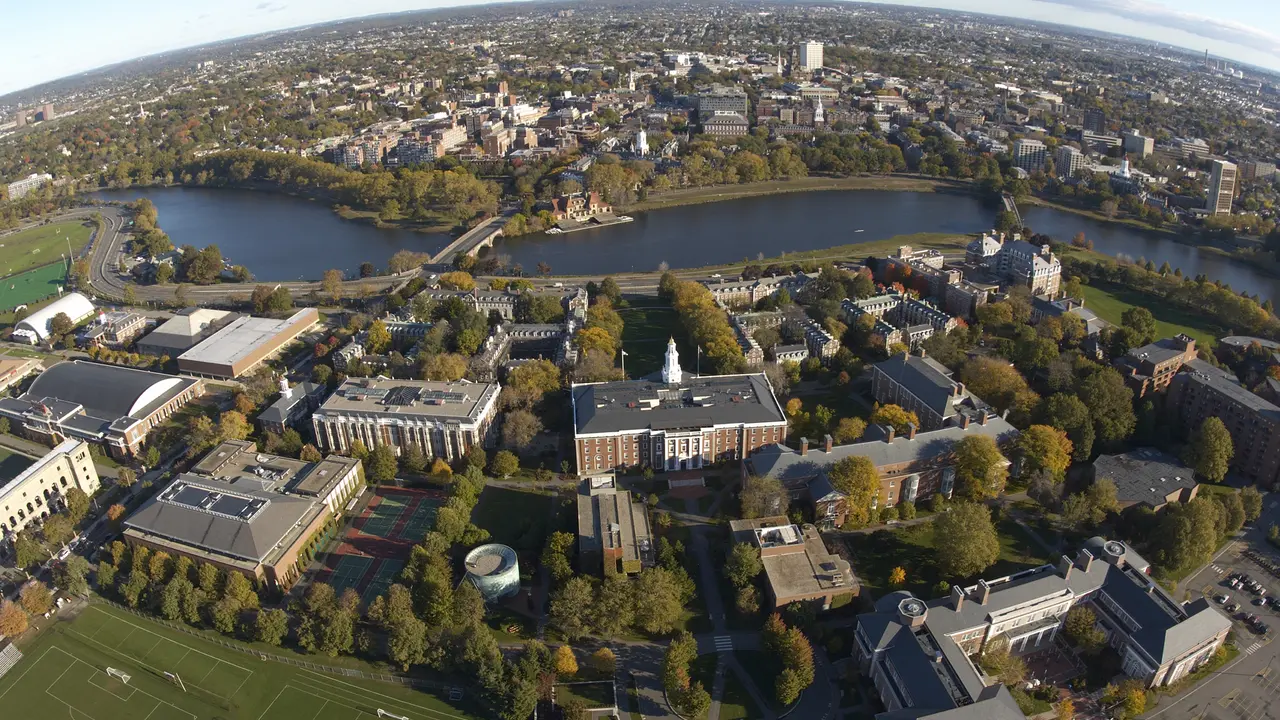 Harvard avatars IA : Harvard Business School utilise des avatars IA dans HBS Foundry, un
