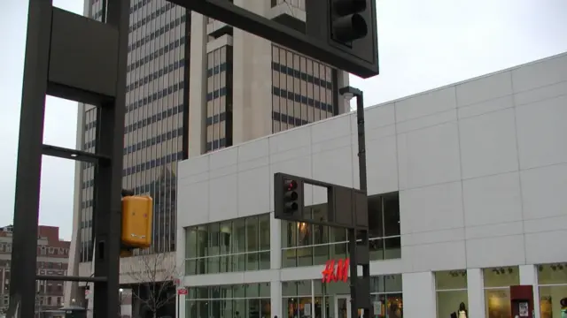 H&M تحول العرض إلى صورة حية
