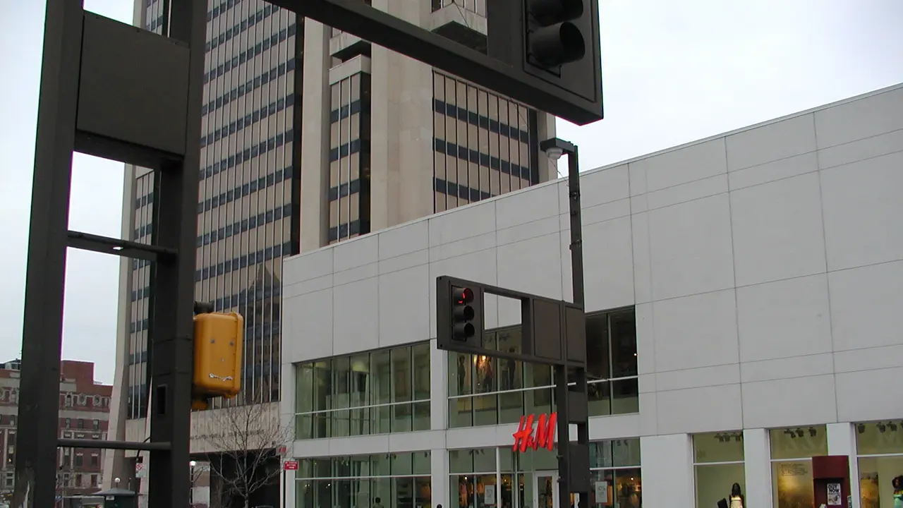 H&M transforme le défilé en image vivante