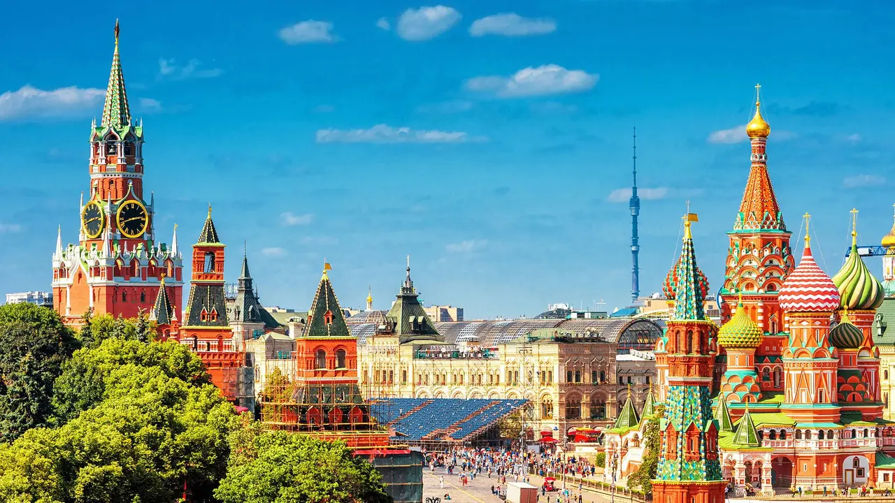 Moscou forme des journalistes étrangers pour renforcer son influence via l’IA