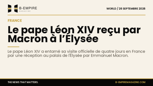 Photographie montrant le pape Léon XIV accueilli au palais de l'Élysée par Emmanuel Macron et Brigitte Macron sur le tapis rouge