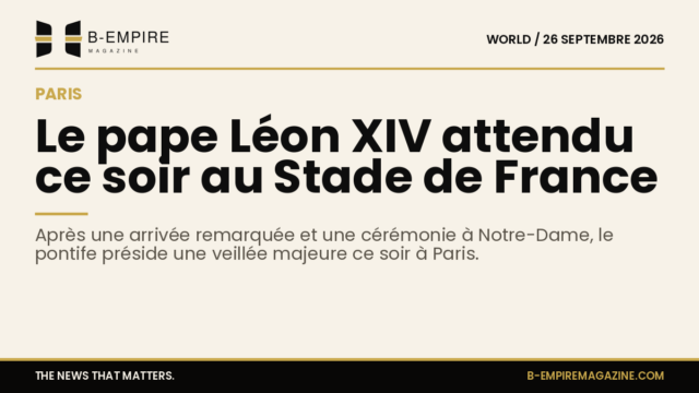 Photo illustrant une grande foule rassemblée au Stade de France pour une veillée religieuse en soirée