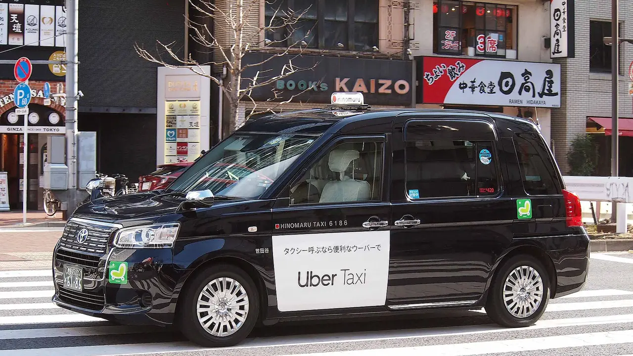 Uber supprime 3 300 postes : la course aux robotaxis change brutalement de prix