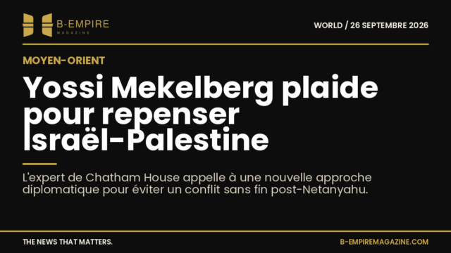 Portrait de Yossi Mekelberg avec un fond sombre et texte en or sur fond noir