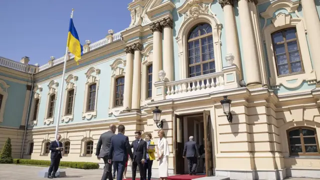 Volodymyr Zelensky lance le sommet inaugural du C8 des pays des Carpates en Ukraine