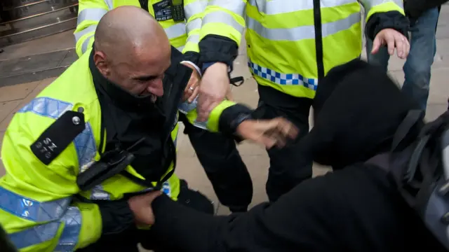 Le black bloc, une tactique controversée de l’ultra-gauche en pleine actualité