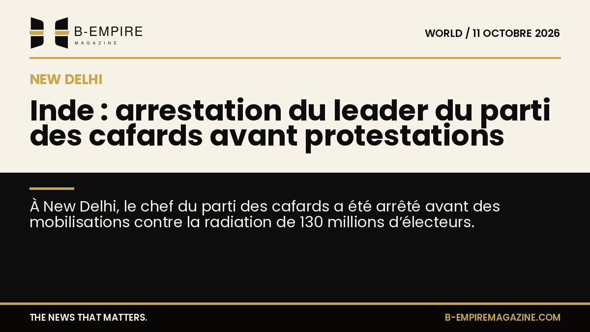 Photo symbolique de manifestations à New Delhi avec des policiers et une foule en arrière-plan.