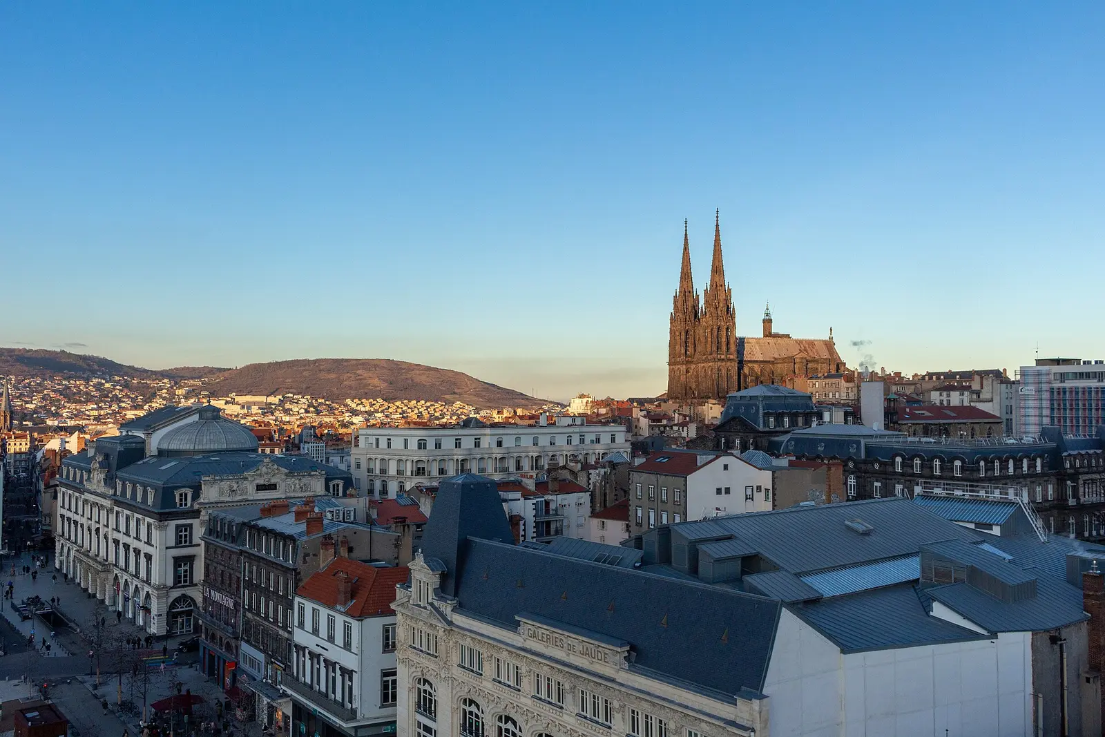Clermont-Ferrand : enquête ouverte après la blessure grave d’un manifestant, une grenade policière suspectée