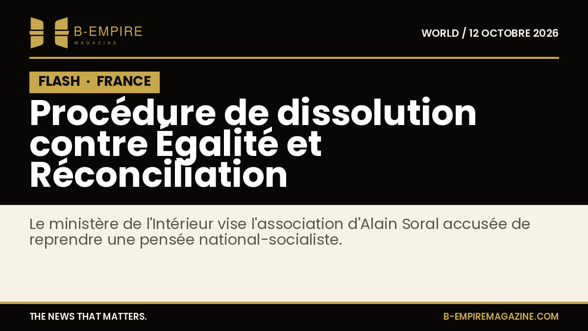 Texte blanc sur fond noir avec un bloc noir marqué « FLASH » en haut à gauche, titre en blanc et or annonçant la dissolution de l'association d'Alain Soral en France.