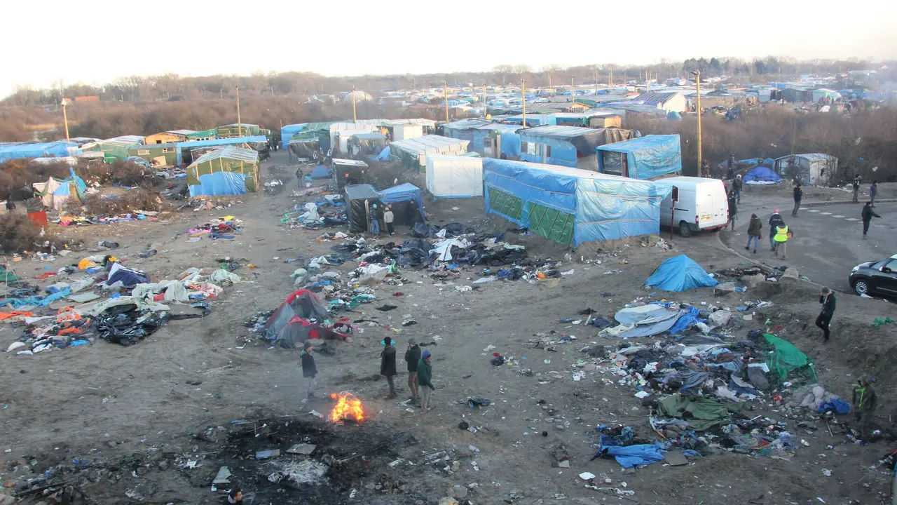 Dix ans après la fermeture de la « Jungle » de Calais, un regard sur les migrants en Europe