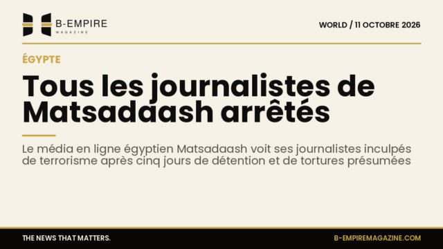 Photo symbolique d'une salle de rédaction vide avec des micros et des ordinateurs, évoquant la répression des journalistes en Égypte