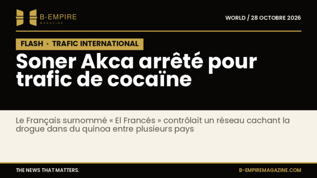 Texte sur fond noir avec bloc noir marqué FLASH en blanc et or, titre blanc indiquant l'arrestation de Soner Akca pour trafic de cocaïne.