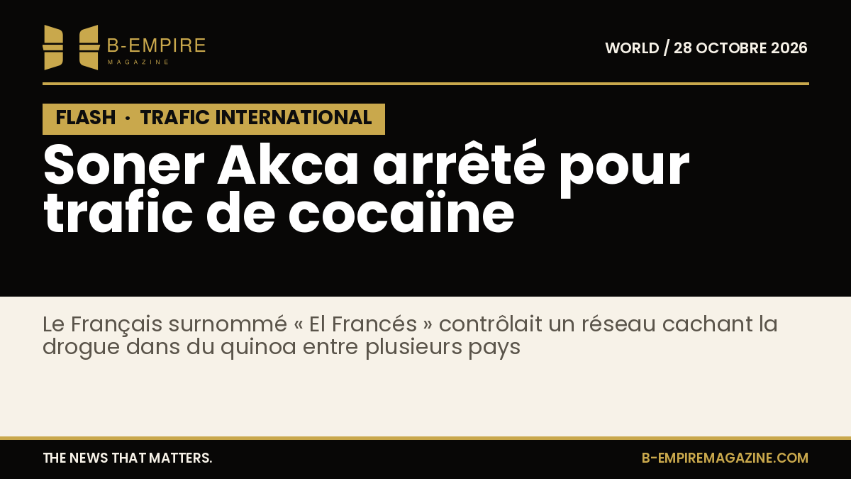 Texte sur fond noir avec bloc noir marqué FLASH en blanc et or, titre blanc indiquant l'arrestation de Soner Akca pour trafic de cocaïne.