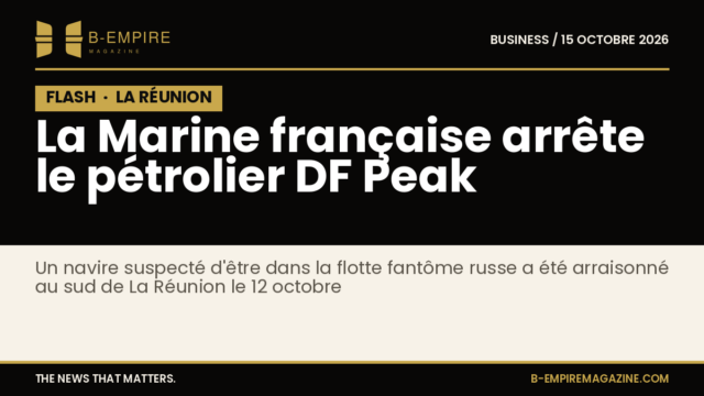 Photographie d'un pétrolier en mer avec la côte de La Réunion en arrière-plan sous un ciel clair
