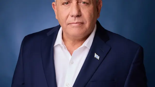 غادي إيزنكوت يعد بتوحيد إسرائيل في مواجهة نتنياهو الذي يُعتبر “ضعيفاً جداً” تجاه إيران