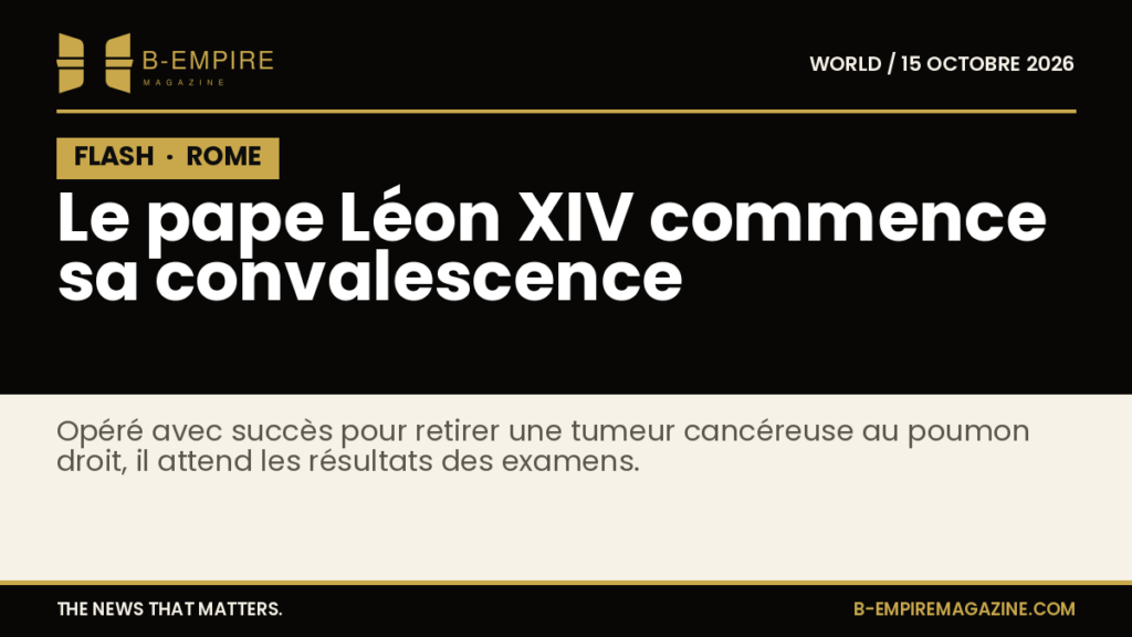Photo du pape Léon XIV lors d'une cérémonie, avec un fond neutre.