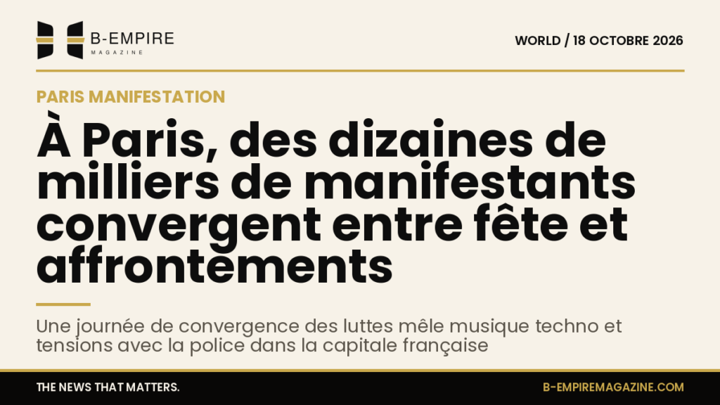 Foule dense de manifestants dans les rues de Paris avec des fumées de gaz lacrymogène en arrière-plan