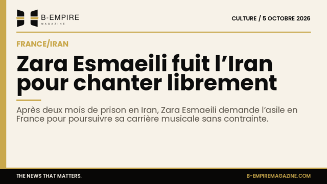 Portrait de Zara Esmaeili, chanteuse iranienne, avec un micro en main sur un fond neutre.